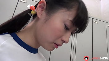 Tomomi Motozawa dalam seragam sekolah mengisap teman sekelasnya