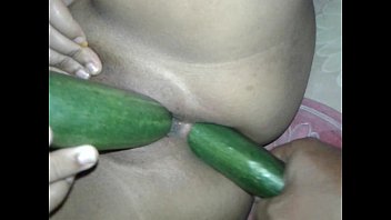Mami Indonesia digeber keras, lubang memek dan pantat ditusuk bareng pakai timun.