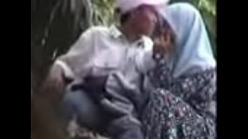 Gadis Malaysia Berhijab Mengocok Kontol