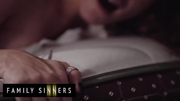 Gadis Tiri yang Menggoda dan Ayah Tirinya yang Tak Tahan, Berakhir dengan Tumpahan Sperma di Selangkangannya yang Basah