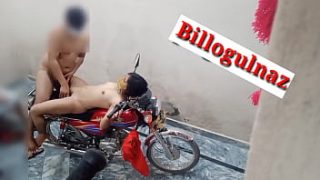 Teman Goyang Ganas di Atas Motor dengan Suara Erotis Hindi