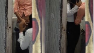 Gadis 18 tahun di kampus memberikan layanan mulut di kamar mandi
