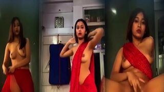 Gadis India telanjang bulat melepas sari dalam video panas