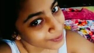 Gadis Tamil bugil pose mesra di depan kamera