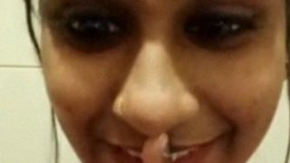 Gadis Tamil India merangsang vaginanya lewat panggilan video
