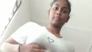Gadis Tamil telanjang dan menggoda memainkan vaginanya