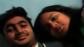 Kakak mesum ngentot adiknya diam-diam di belakang orang tua