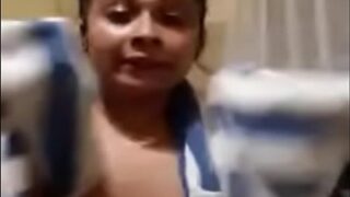 MILF telanjang merekam video mesra di kamar mandi untuk situs dewasa Bangladesh