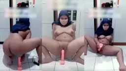 Tante Jilboobs, Si MILF Tua yang Menggoda, Asyik Colmek Pakai Dildo Besar