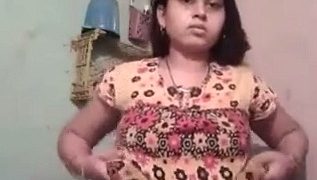 Video mandi telanjang India yang panas dan menggoda