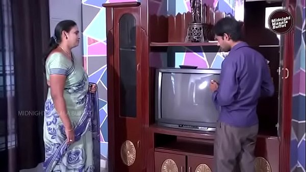 Gairah Tersembunyi: Kisah Mesra Bibi Desi dan Tukang Kabel yang Menggoda