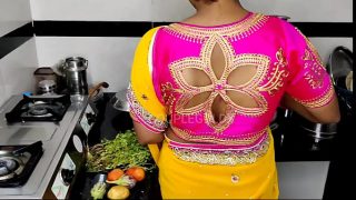 सास बाजार गई तो देवर ने किचन में ही कोमल को चोदना शुरू कर दिया