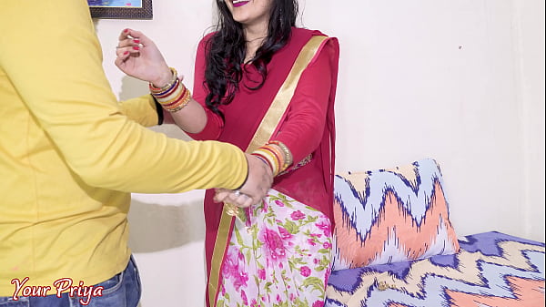 Desi bhabhi dapat blowjob dalam-dalam lalu ditusup anal dengan keras. Video seks Hindi.