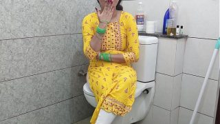 Ibu Tiri India yang Menggairahkan Menggoda Anak Tirinya di Kamar Mandi dengan Suara Hindi yang Menggoda