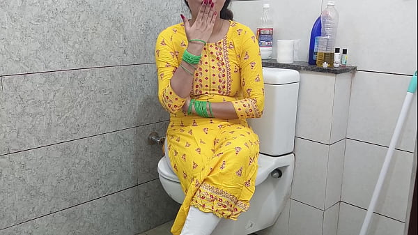 Ibu Tiri India yang Menggairahkan Menggoda Anak Tirinya di Kamar Mandi dengan Suara Hindi yang Menggoda