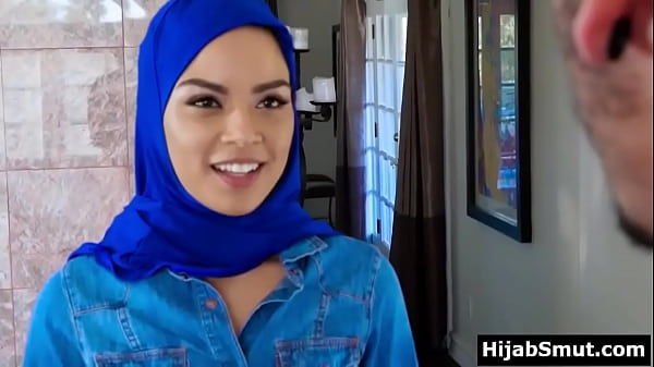 Gadis muslim panas digoyang keras oleh dua tukang pindahan