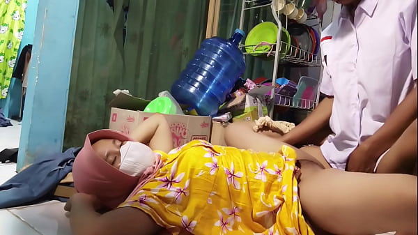 Diajak main ranjang sama ibu tiriku tepat sebelum berangkat sekolah