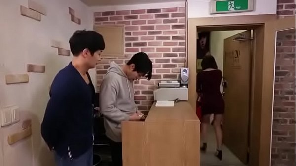 Gadis Tionghoa Polos dengan Sepatu Hak Tinggi yang Menggoda