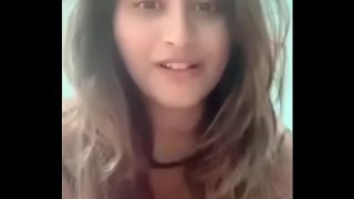 Desi Indian yang menggoda dengan payudara dan pantatnya yang menggairahkan