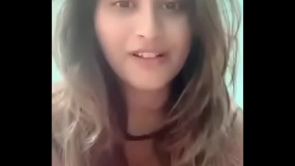 Desi Indian yang menggoda dengan payudara dan pantatnya yang menggairahkan