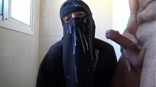 Ibu tiri Arab diguyur sperma deras oleh anak tirinya yang sedang masturbasi