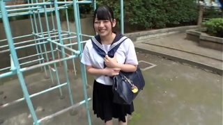 Gadis Jepang Muda Mengenakan Seragam Digoyang di Kamar Hotel