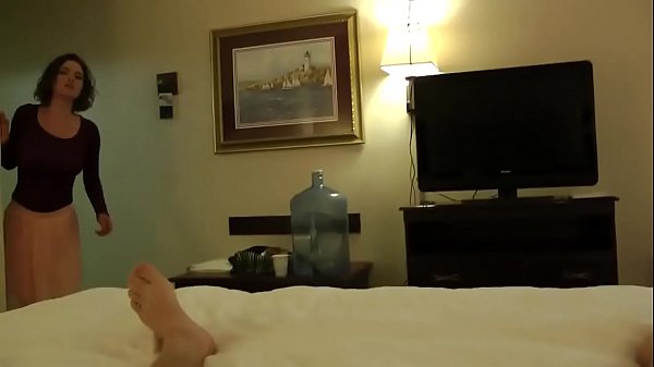 Ibu tiriku tak kuasa menolak untuk menghisap batangku saat ayah tiriku sedang…