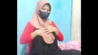 Gadis berhijab Indonesia memuaskan diri dengan dildo hingga klimaks