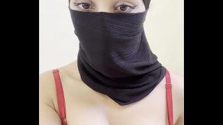 Gadis Berhijab Arab dalam Niqab Memamerkan Payudara Besar dan Tetek Bulat Sempurna