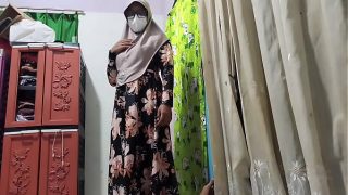 Guru panas mengintip murid sedang masturbasi, lalu mengajaknya bercinta