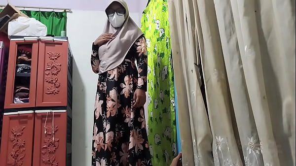 Guru panas mengintip murid sedang masturbasi, lalu mengajaknya bercinta