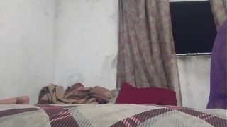 Suami pergi, aku menelepon iparku, dan menggapai klimaks nikmat sebelum si bodoh itu pulang!