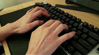 Cara Seksi Perempuan Korea Menghangatkan Diri Tanpa Alas Kaki di Musim Dingin