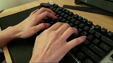 Cara Seksi Perempuan Korea Menghangatkan Diri Tanpa Alas Kaki di Musim Dingin