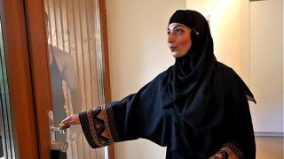 Gadis Arab ingin menjaga kehormatannya hingga pernikahan, namun empat lelaki menggoda hasratnya.