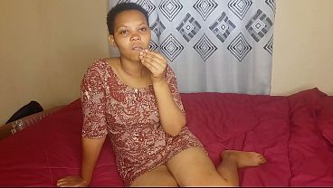 Ibu menggoda diri di kamar tidurnya dengan kemaluan cokelatnya yang menggairahkan