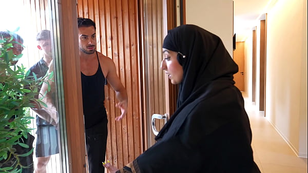Gadis Arab ingin menjaga kehormatannya hingga pernikahan, namun empat lelaki menggoda hasratnya.