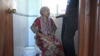Istri Turki muslim genit yang doyan ditipu, bercinta dengan tentara Amerika di toilet umum