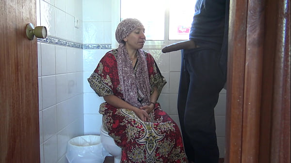 Istri Turki muslim genit yang doyan ditipu, bercinta dengan tentara Amerika di toilet umum