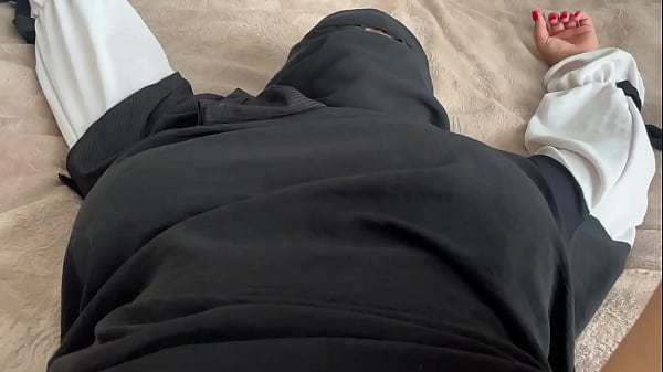 Pembantu rumah tangga Arab menggoda klien dengan vagina ketat dan payudara besar