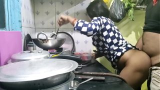 गांव से आई भोली बाई को कुछ पता नहीं था, तो मालिक ने उसका बेजा फायदा उठाकर उसकी चुदाई कर दी