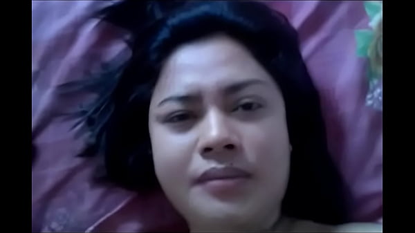 Mami Indonesia yang panas menggoda main dengan teman suami, Roni
