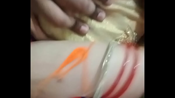 Istriku yang seksi merancang gaya India yang menggoda