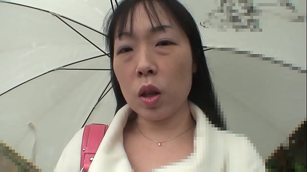 MILF Jepang berbulu tebal dipuaskan sampai tumpah di dalam