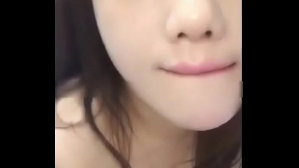 Gadis Remaja China Menggoda dengan Mulut Sensual