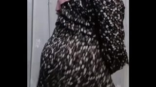 Guru berhijab ini bikin panas dengan goyangan telanjangnya yang viral