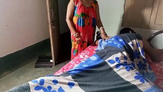पत्नी के ऑफिस जाते ही पति ने नौकरानी को जमकर चोदा, मजेदार हिंदी आवाज में सुने
