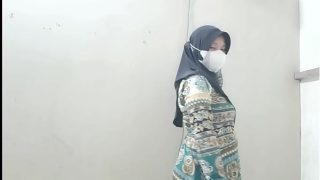 Menggoyang ranjang istri tetangga saat suaminya lengah di kantor