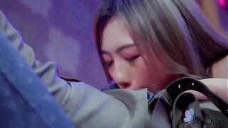 Gadis panas Tiongkok Lin Siyu menggoda dengan mulut dan tubuhnya yang bergairah.