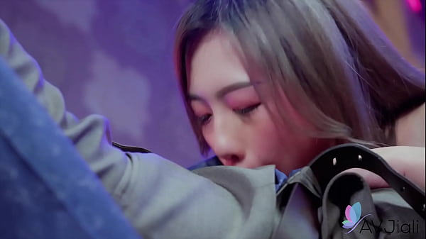 Gadis panas Tiongkok Lin Siyu menggoda dengan mulut dan tubuhnya yang bergairah.